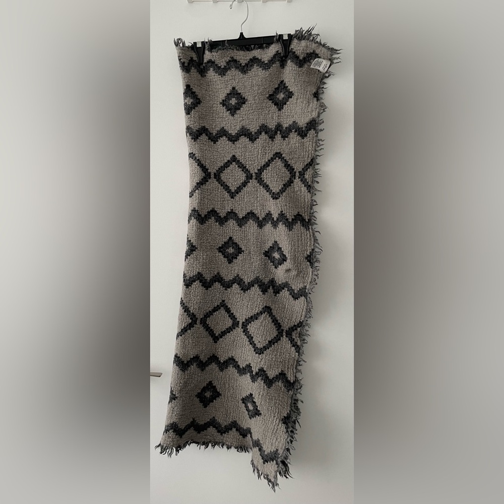 Aritzia Wilfred Grey Scarf - 100% wool - 50” x 35” scarf - Picture 3 of 4